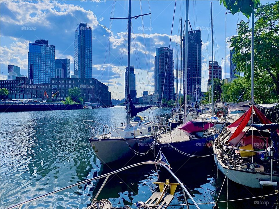 The boats here at „Newtown Creek“ by the „Pulaski Bridge“ in LIC, Queens are of a great variety from sailboats to motorboats to houseboats and many of them have people living on them permanently. 2023. Hypnotic Productions