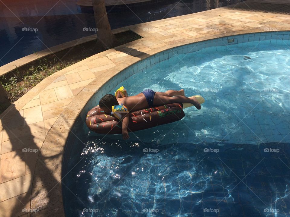 Descanso diversão piscina ensolarado 