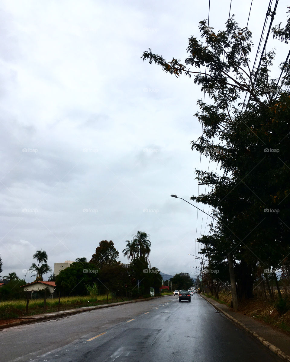 And they disappeared with my dear and esteemed blue of the horizon?  What an ugly sky this Monday ... / E sumiram com o meu querido e estimado azul do horizonte? Que céu tão feio nesta segunda-feira...