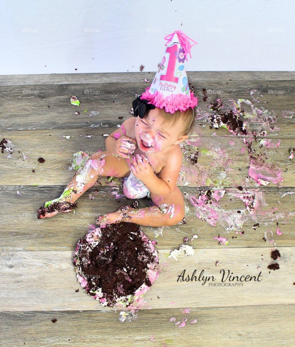 The famous cake smash a toddler won’t forget 