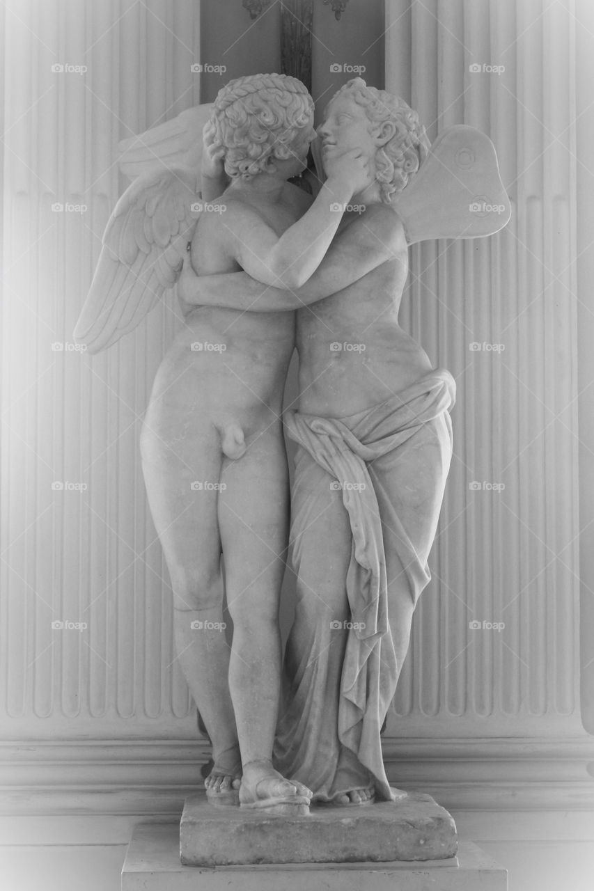 Sculpture of kissing angels in St. Petersburg