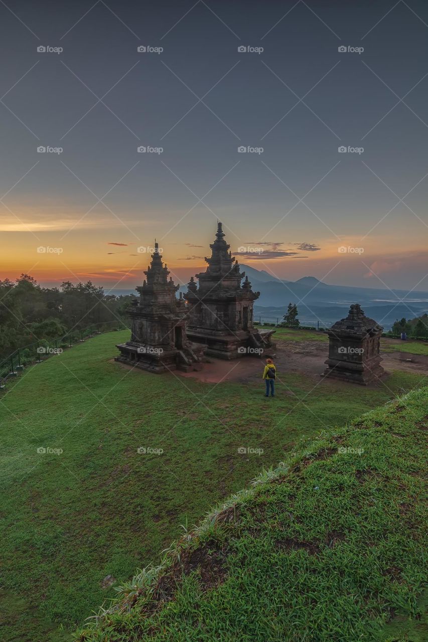 goes to gedong songo temple during sunrise