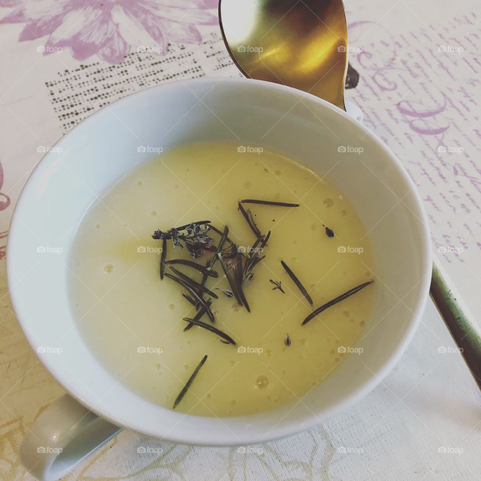 Crema de calabacín y patata con romero 