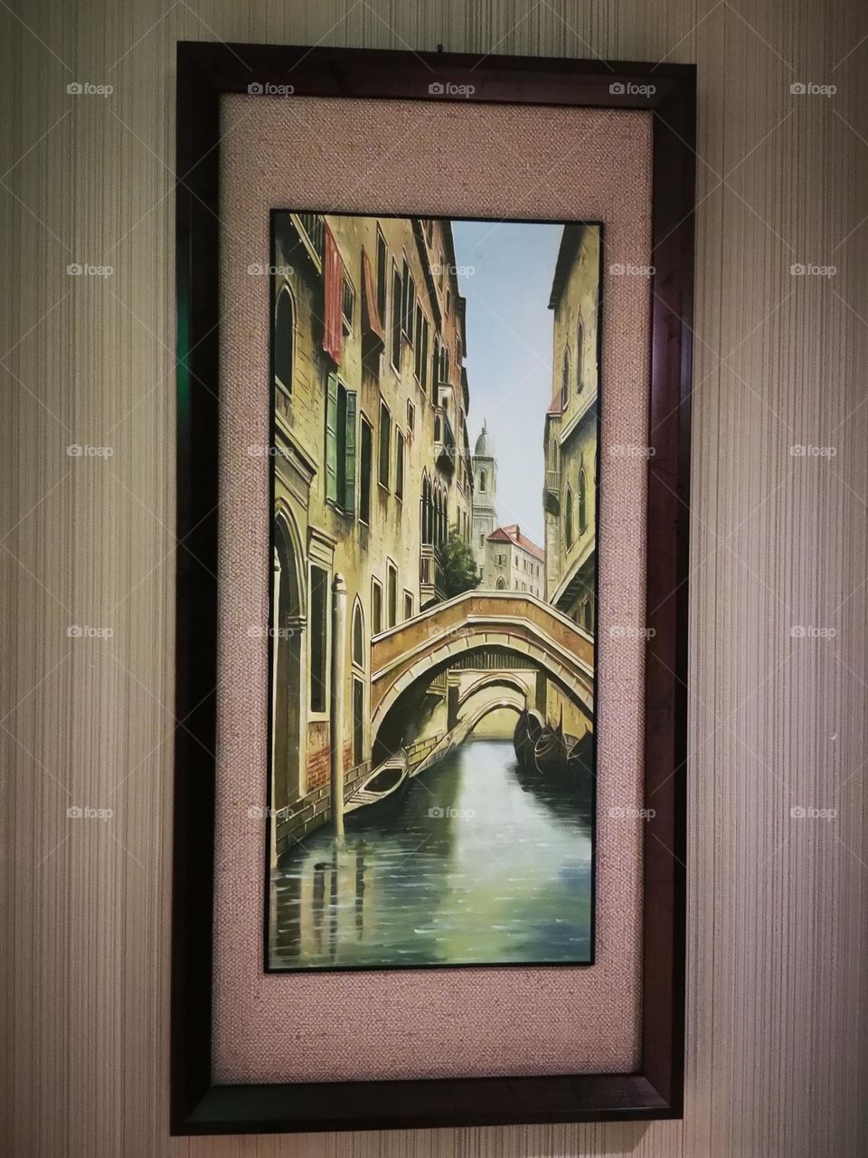 Beautiful running paintings add beautiful luster to the décor