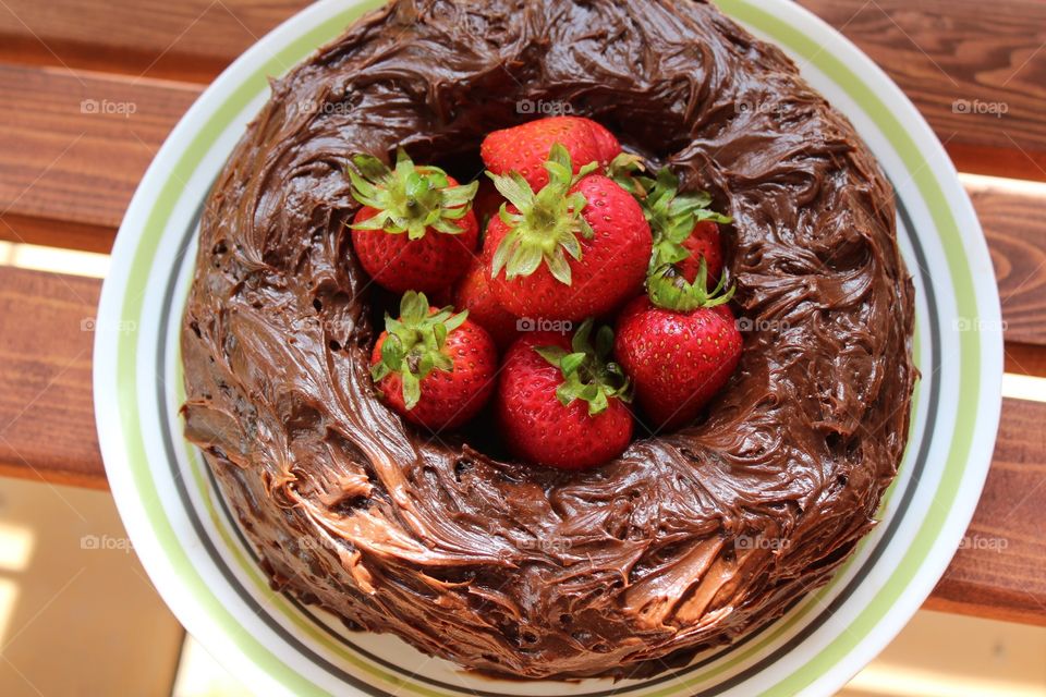 Chocolate cake and strawberries 