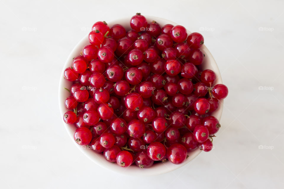 Red currant in white bowl, from above 