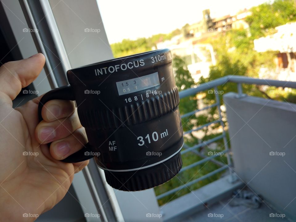 café en el balcón