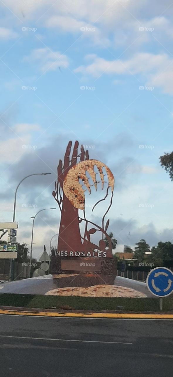 Monumento en rotonda, Tortas Inés Rosales