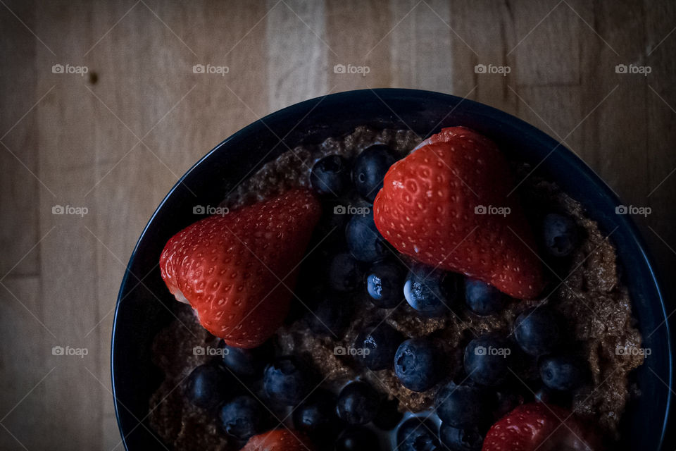 strawberries blueberries cereal breakfast