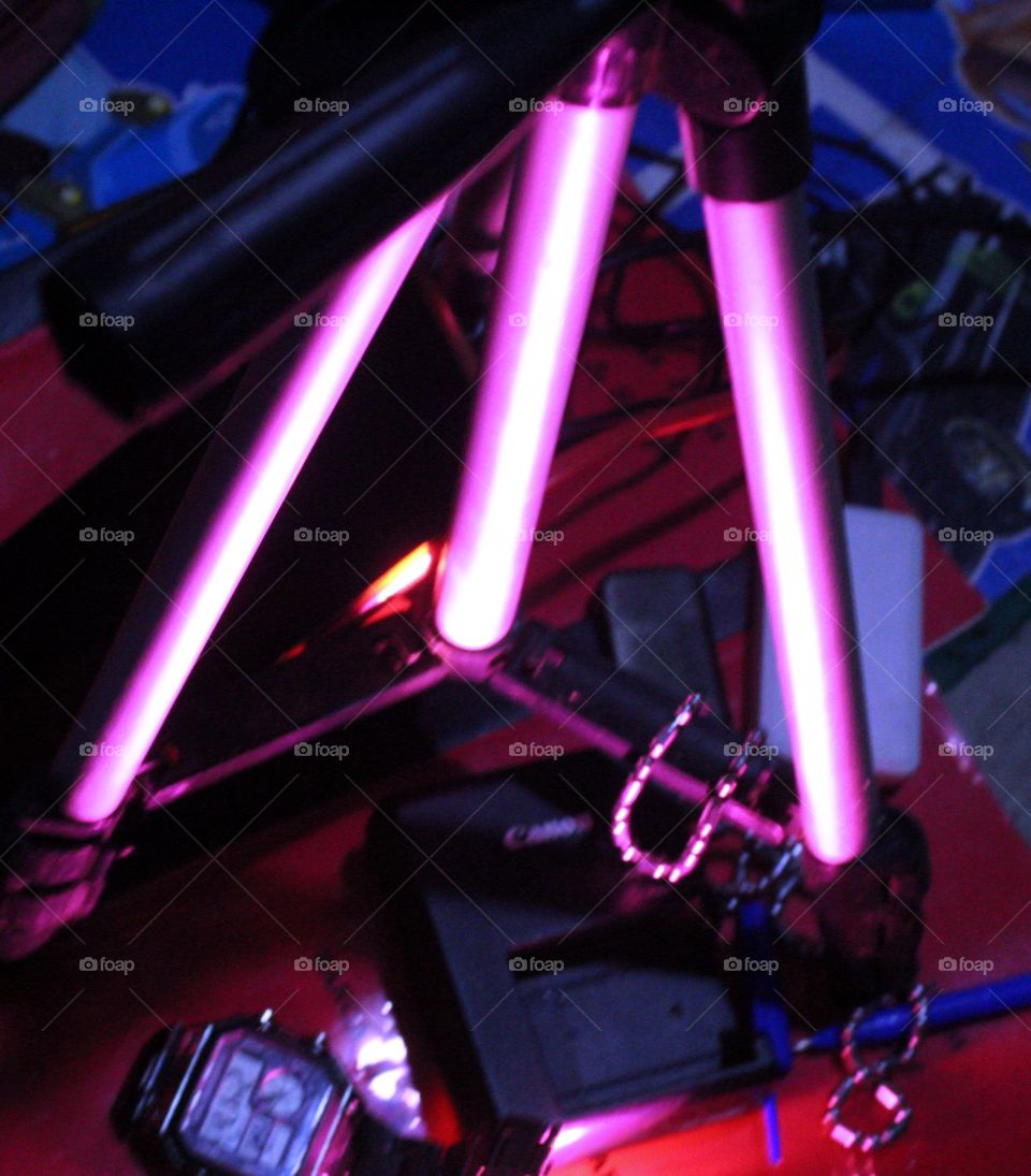 The color of this light is not from neon but from the reflection of the flashlight onto the tripod legs which are made of aluminum