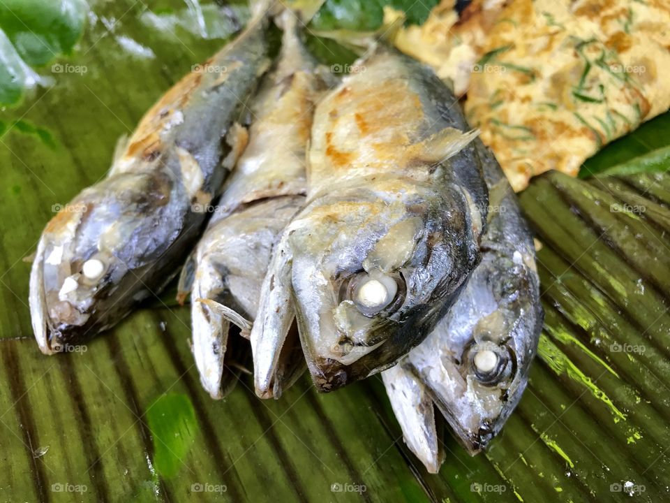 Deep-fried mackerels and omelette