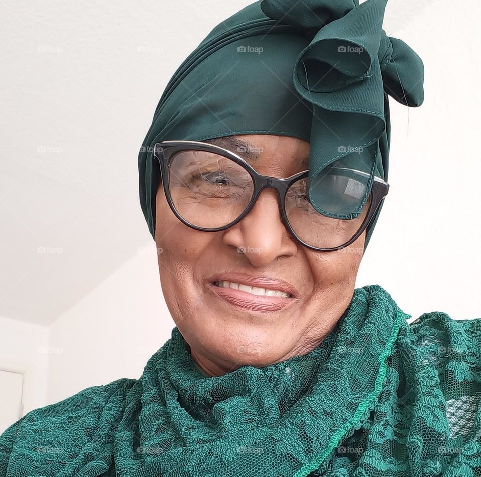 O lenço é um acessório  para todos os estilos e idades. Um clássico  da moda, volta e meia, esse acessório ressurge no pódio das tendências.  O lenço tem papel fundamental no empoderamento a favor da  autoestima da mulher, que perdeu seus cabelos