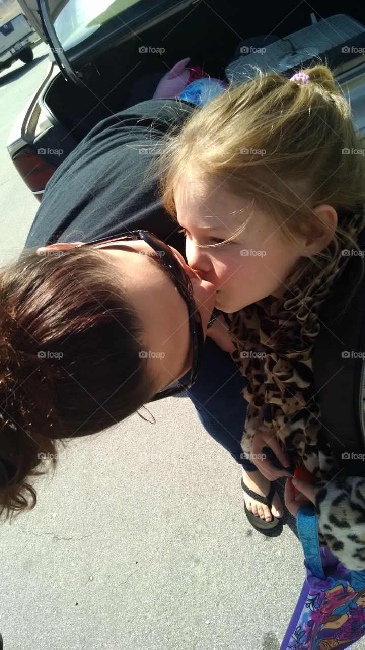 kisses. kisses to mom