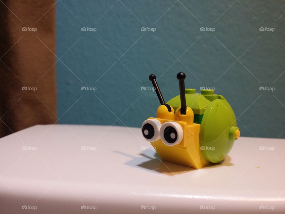 Toy snail