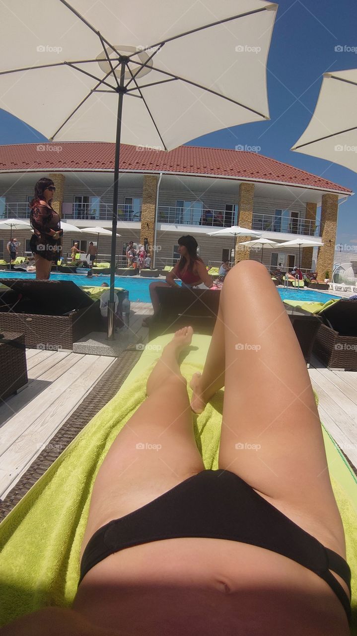 Legs sunbathe in the sun