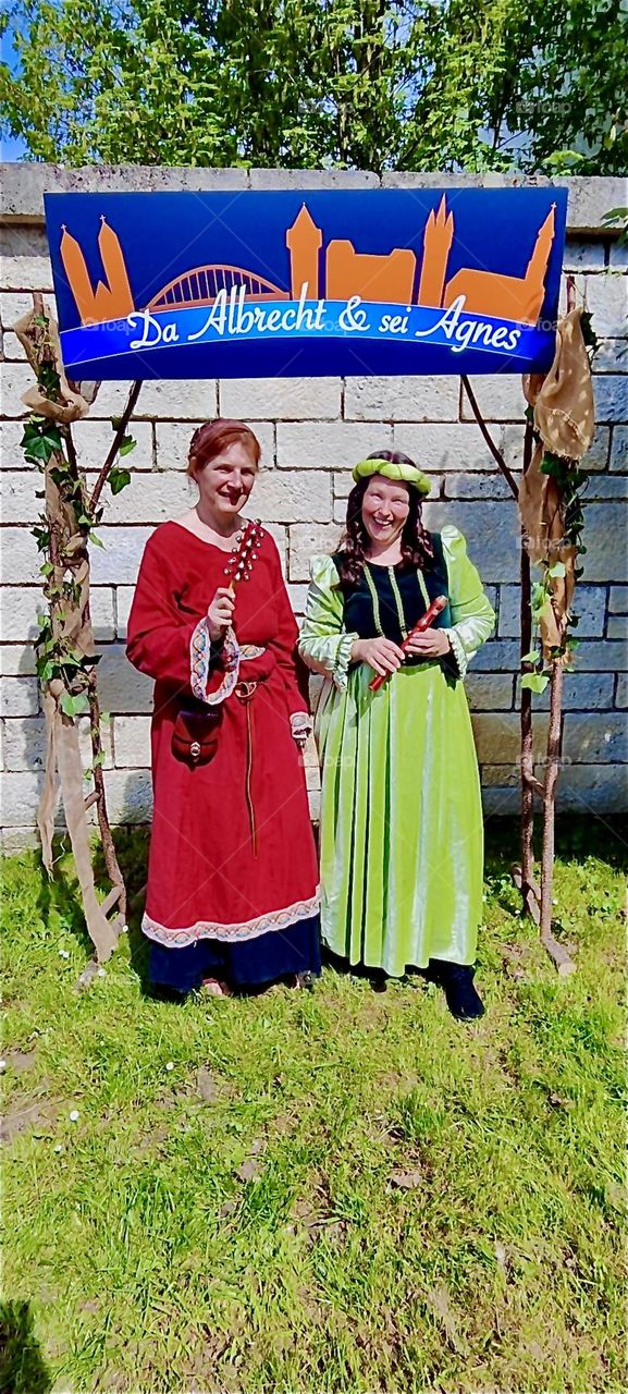 “Da Albrecht & sei Agnes” is the title of the child version of the historic play about Duke “Albrecht” of “Straubing”, “Bavaria” and his wife “Agnes Bernauer”. The two ladies are musicians, lute and flute. 2024. Hypnotic Productions