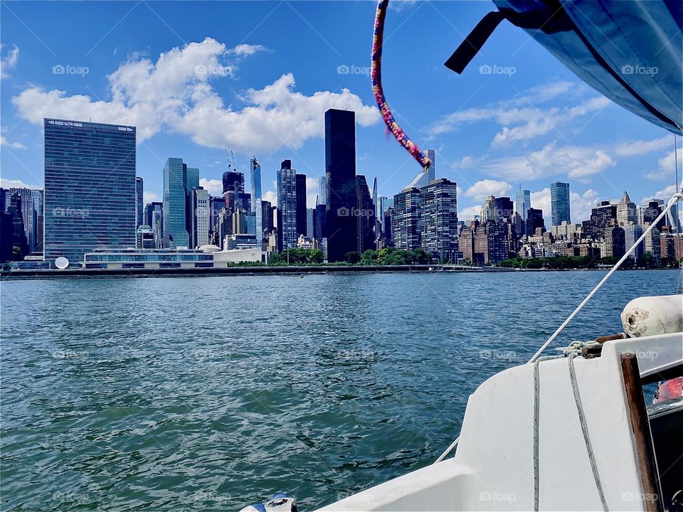 With our new sailboat, the yet to be named „23 O‘Day“ we took a short trip onto the waters of the „East River“ in the immediate vicinity of „Newtown Creek“, our home port and we are admiring the „Manhattan“ skyline. 2023. Hypnotic Productions
