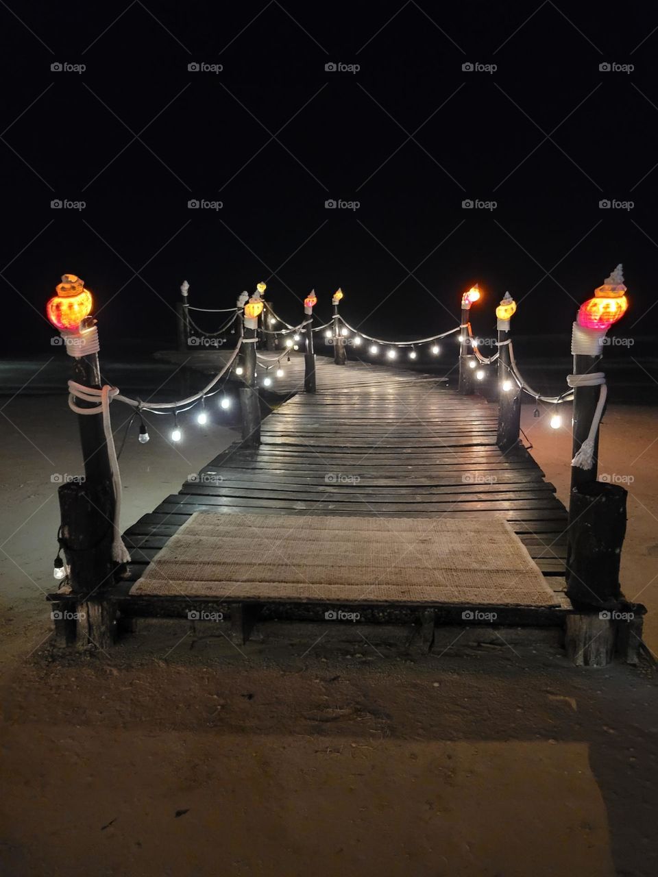 muelle en la noche