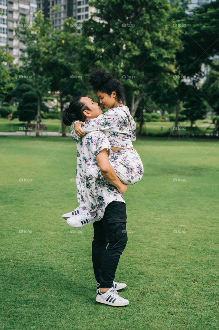 I would like describe this photo couples love