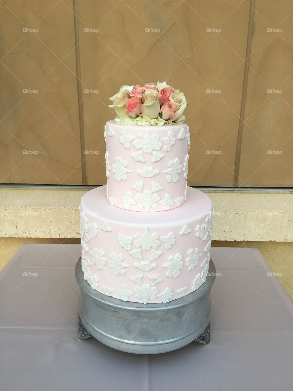 Stunning wedding cake! Simple two tiers oozing with style and class.