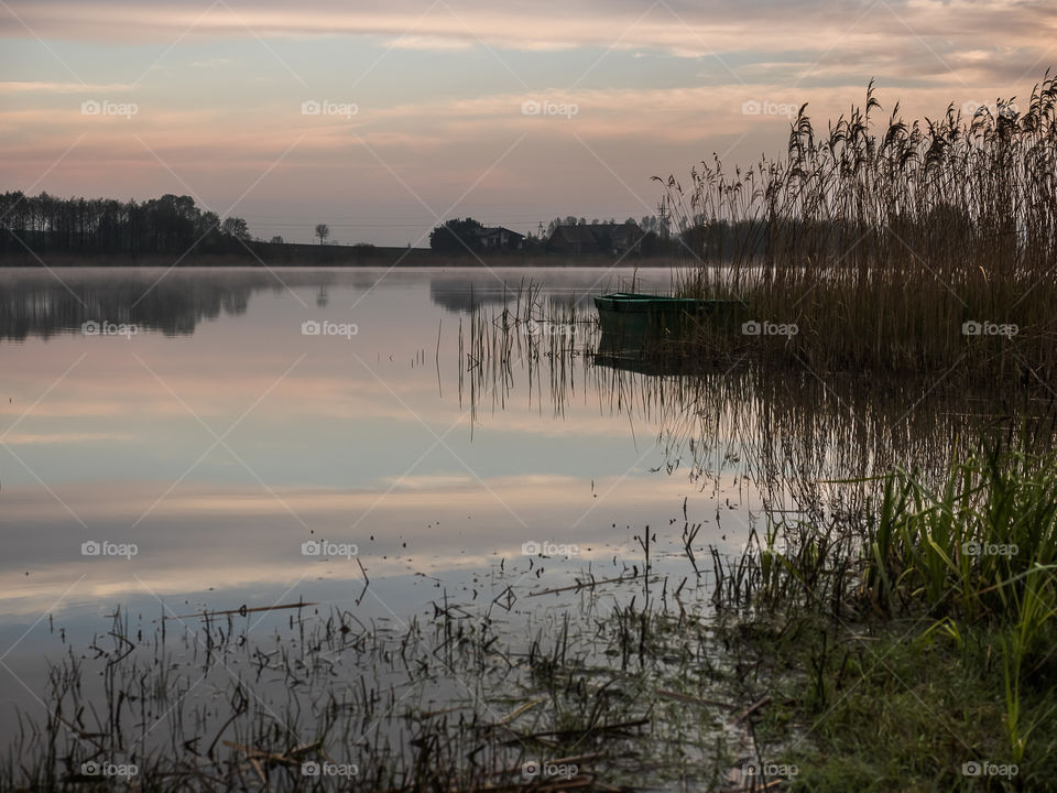 Jezioro o świcie