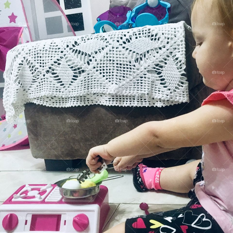 Hora da #janta na casa de quem tem #filha: #ovo, #milho e um talo verde cozinhando no #fogão!
🌽 🥚 🥦 
#PaiDeMeninas #Amor #Carinho #Família #Cozinha #Brincadeira