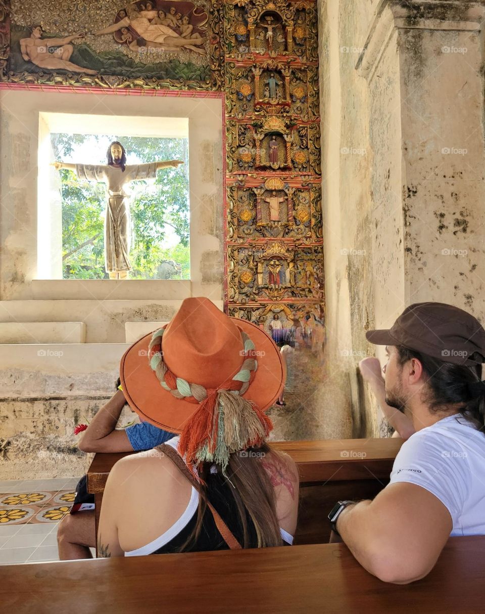 en un sitio religioso de casa antigua mexicana y museo turístico