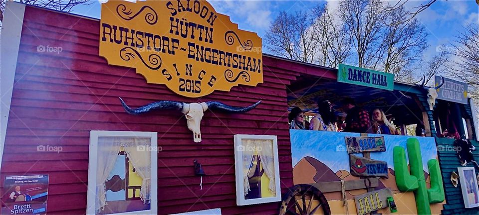 The „Saloon“ in „Ruhstorf-Engertsham“ and „Dance Hall“ await, even if only as a theme float in the carnival parade in „Bad Füssing“ on the absolutely last day of the season, on „Mardi Gras“ or „Fat Tuesday“. 2024. Hypnotic Productions