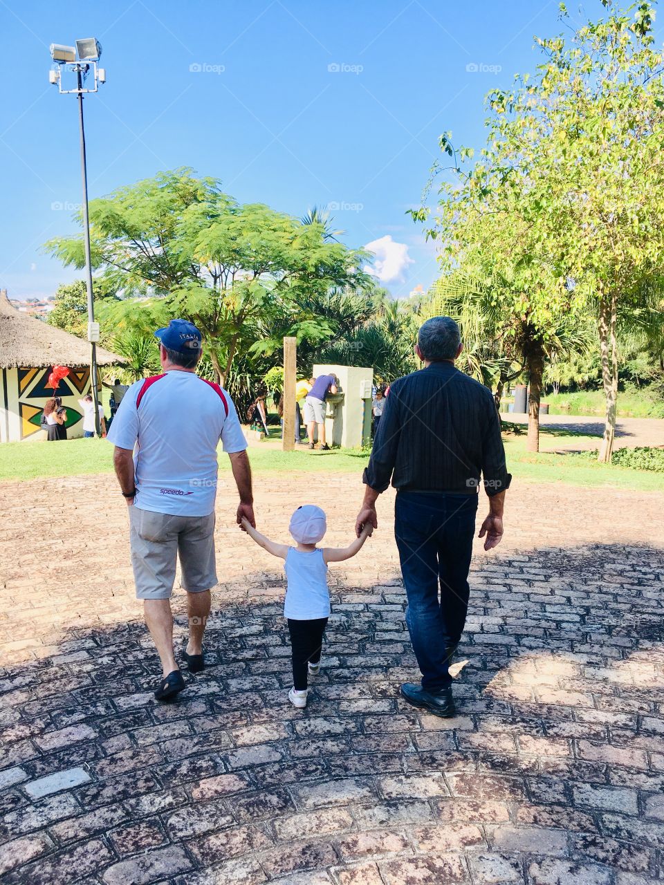 🇺🇸 Living in harmony: grandpas enjoying their granddaughter on a walk in the park.  Do you have something more important in life? / 🇧🇷 Vivendo em harmonia: os vovôs curtindo a netinha em um passeio no parque. Tem algo mais importante na vida?