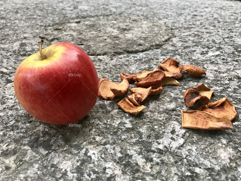 Fresh apple and dried apples pieces 