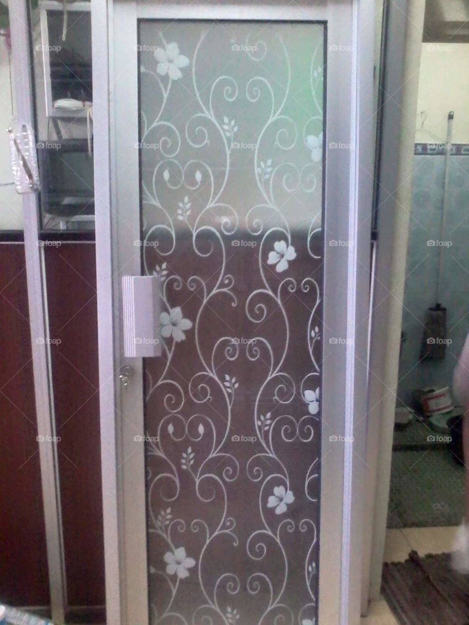 pintu aluminium isian kaca motif bunga