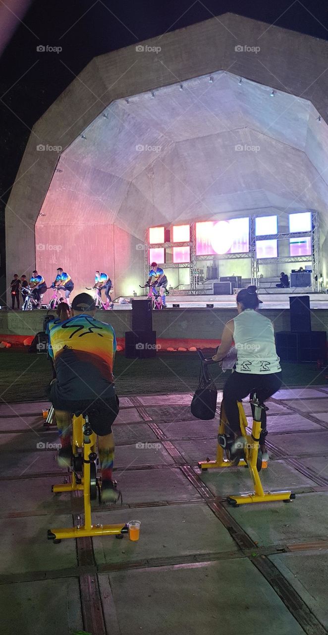 spinning training in the acoustic court of Aragua Venezuela, sale of products at the stand and promotion of the sport