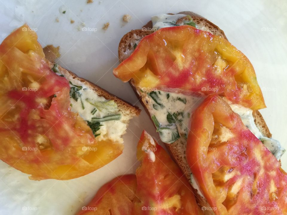 Tomato sandwich with cilantro mayonnaise 