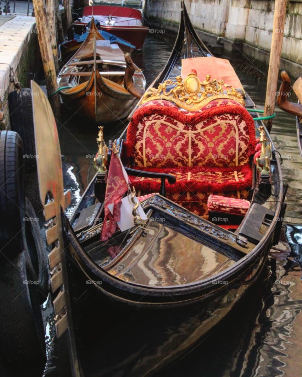 gondola in Venice,  beauty, history and traditions