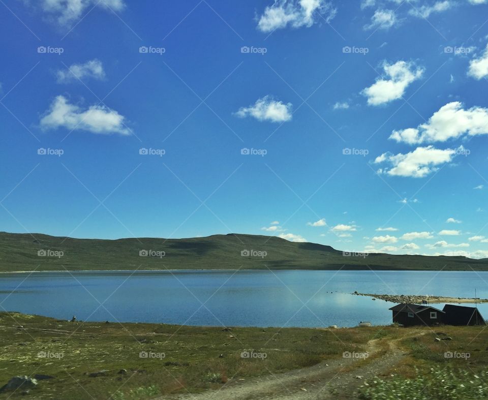 Small wooden cabins next to a lake in Norway 