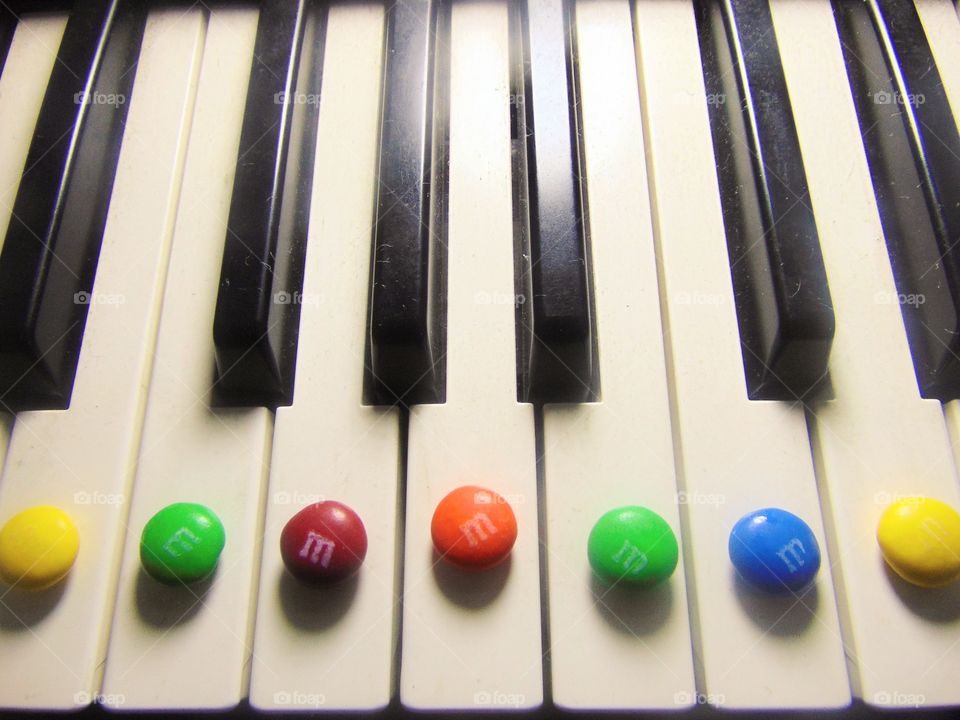 m&m y piano  al atardecer