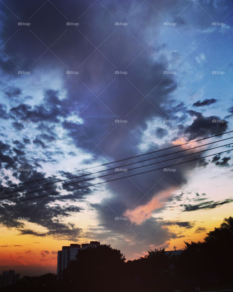 #Entardecer de cores fortes e #nuvens que intimidam!
📸
#FOTOGRAFIAéNOSSOhobby
#natureza #paisagem #fotografia #landscape #céu #sky