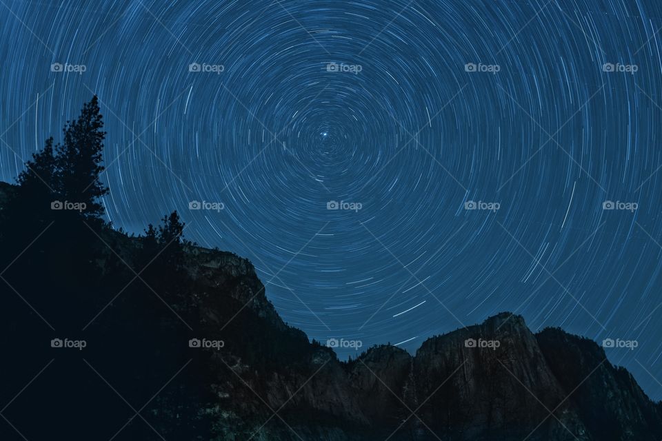 Starry night Milky Way spin king exposure in Yosemite valley national park