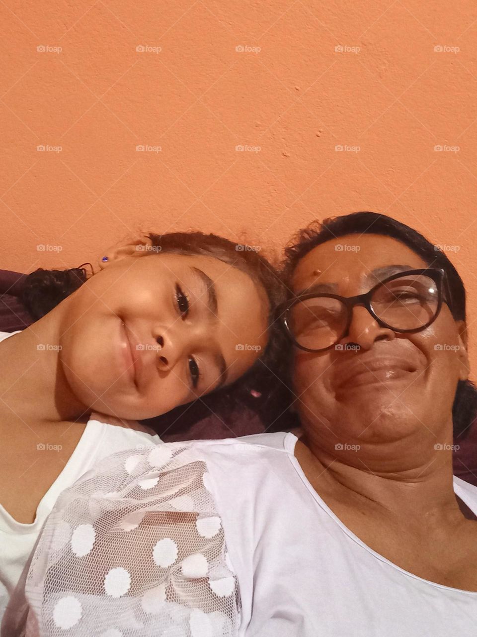 Brasileiro. Não tem perfil definido, somos uma mistura de muitos povos, e essa é justamente nossa maior qualidade. Tem brasileiro descendente de índio, europeu, africano, asiático... e isso reflete na cor da nossa pele, no estilo  dos nossos cabelos