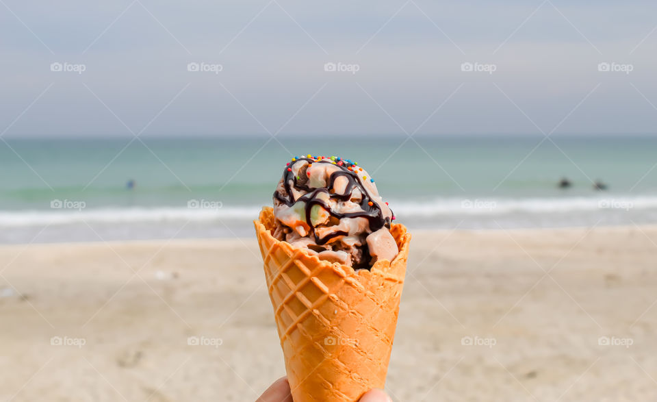 Delicious ice cream With beautiful ocean.