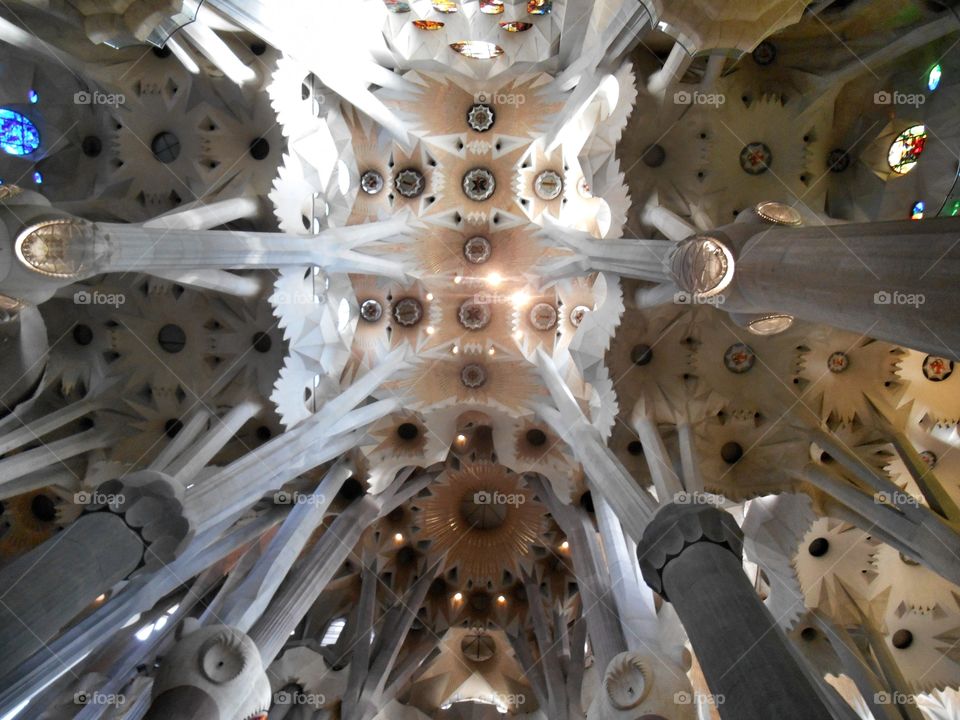 L'impression plafond de la Sagrada familia à Barcelone en Espagne