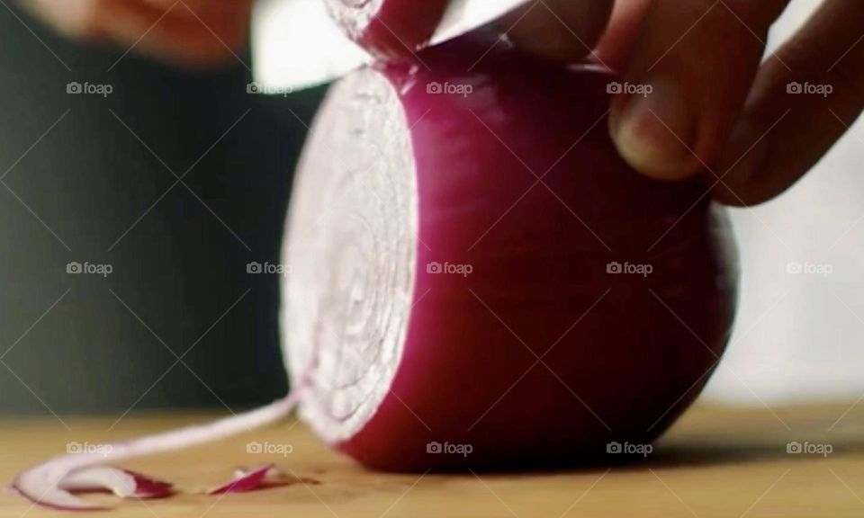 hand cutting onion