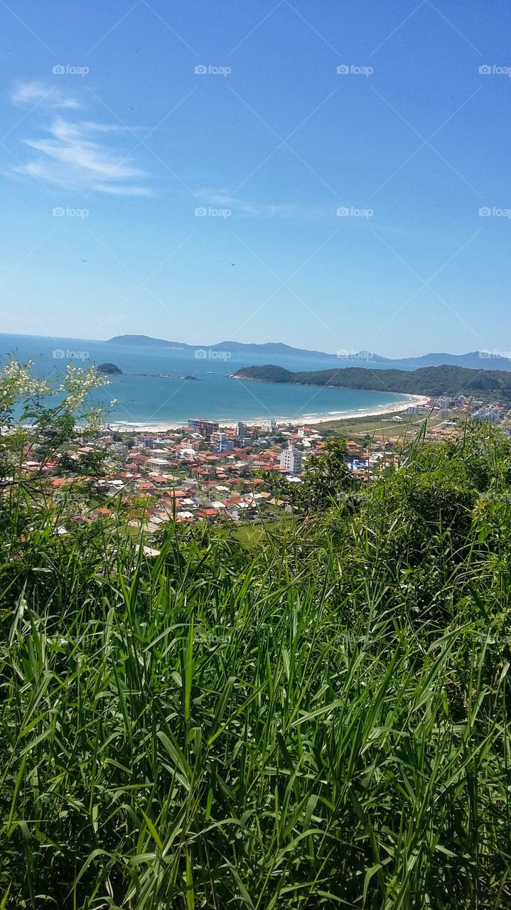 Praia de Palmas em Florianópolis Brasil, Here you can enjoy the beauty of the meeting of the canal waters with the sea, forming delicious natural warm water pools.