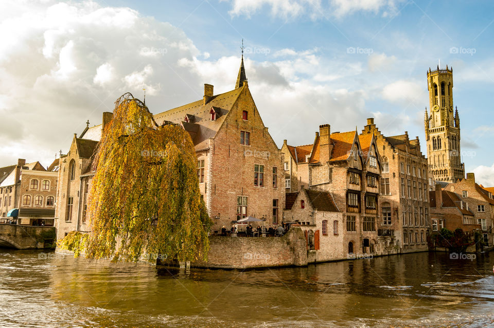 Belgian Bruges (in Flemish Brugge [brʏɣə]; in French, Bruges [bʁyːʒ]) is a Belgian city. It is the capital of the province of West Flanders. Located in the extreme northwest of Belgium, 90 kilometers from the capital Brussels, it has a population of 117,000 inhabitants in its urban center.