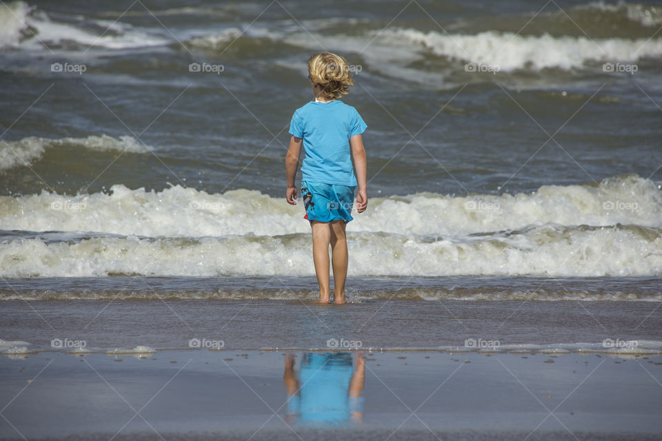 The little boy and the sea