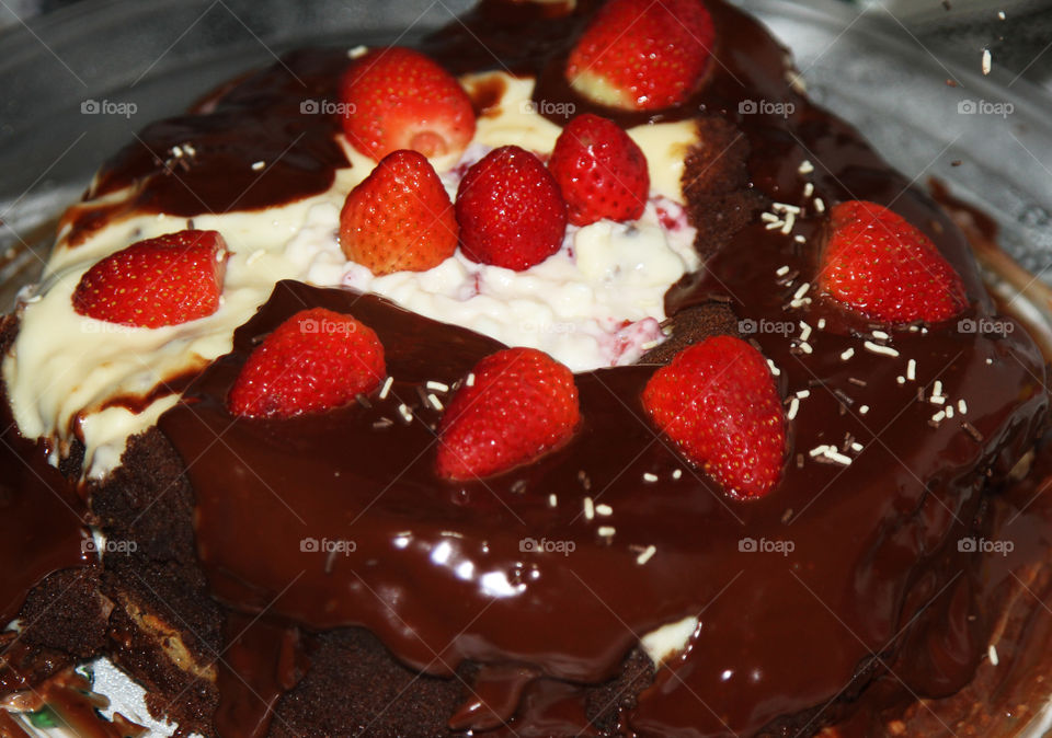 bolo de chocolate e morango