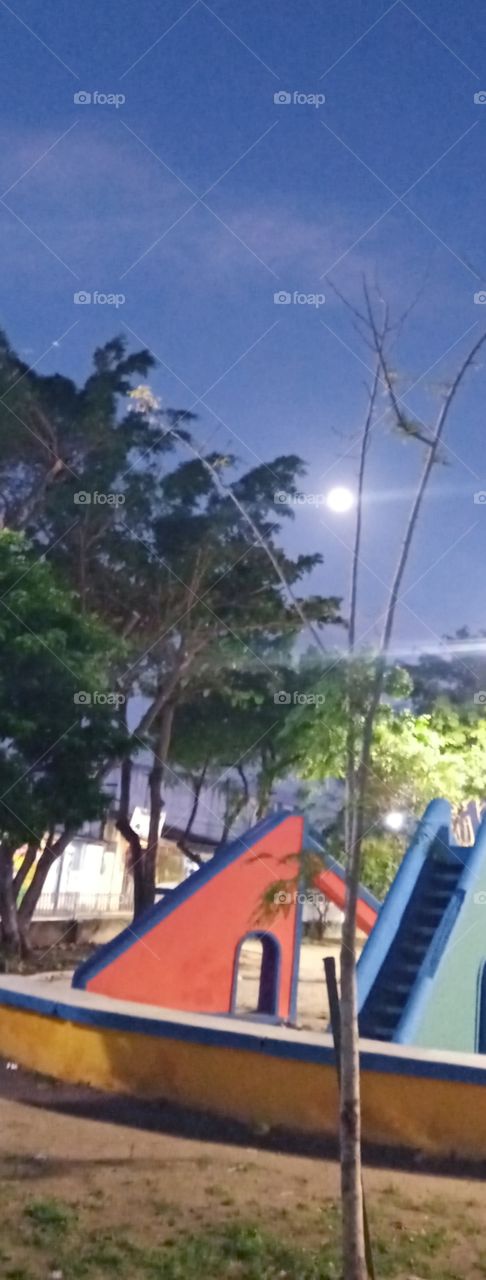 Lua linda lá no alto !