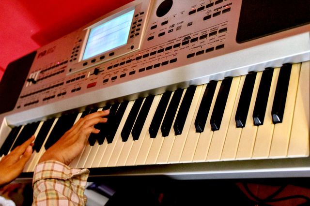 Playing keyboard 🎹 