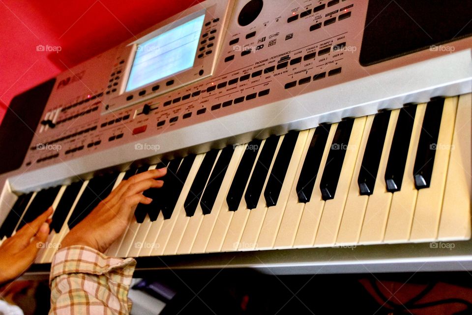 Playing keyboard 🎹 