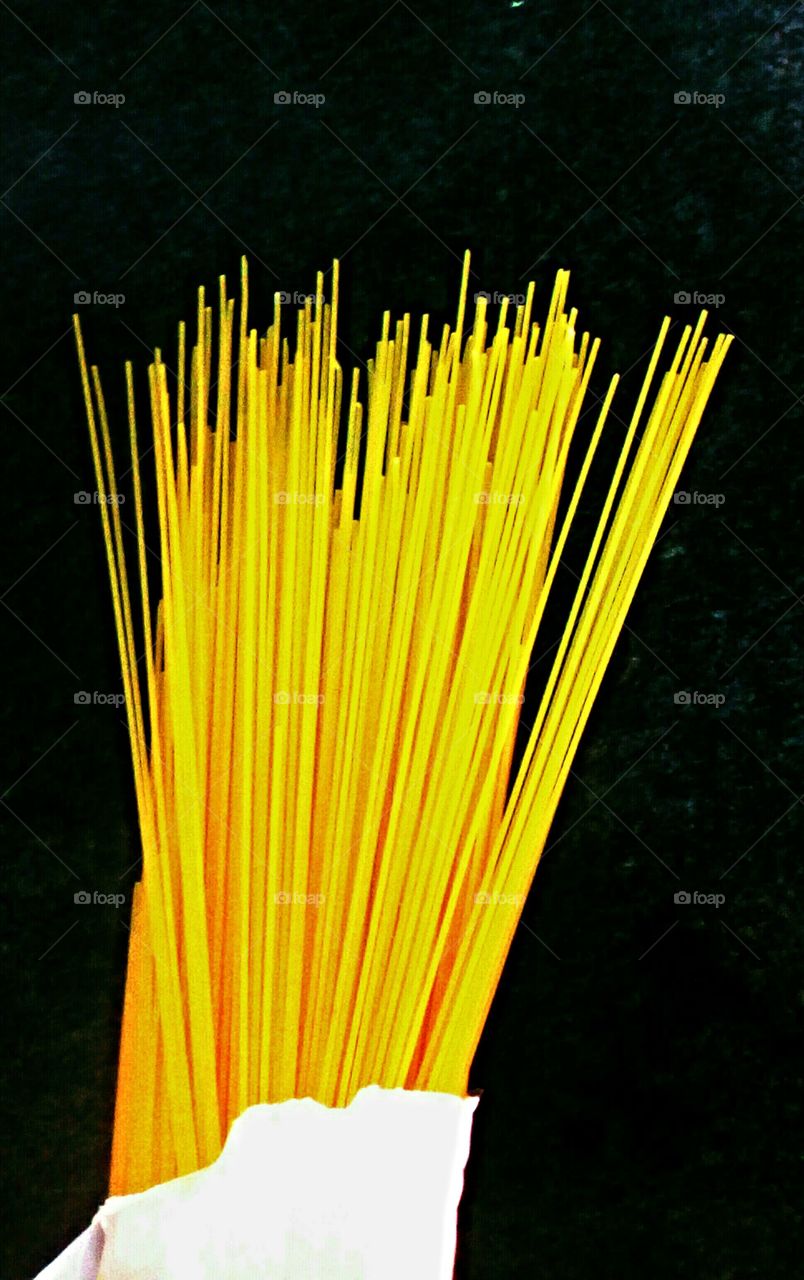 Uncooked italian spaghetti